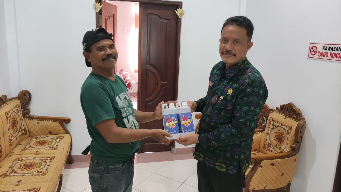 Penyerahan Obat Disinfektan Kepada Kelompok Ternak 